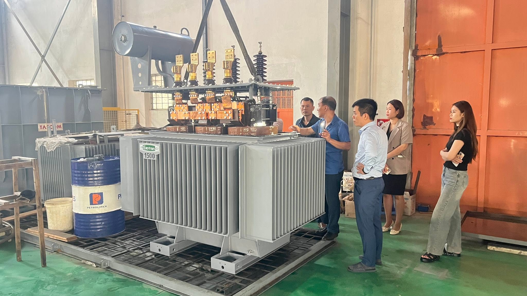 KỸ THUẬT KIỂM TRA ĐỘ KÍN THÙNG MÁY BIẾN ÁP ECOTRAN: GIẢI PHÁP TRIỆT ĐỂ NGĂN NGỪA RÒ RỈ DẦU VÀ BẢO VỆ MÔI TRƯỜNG